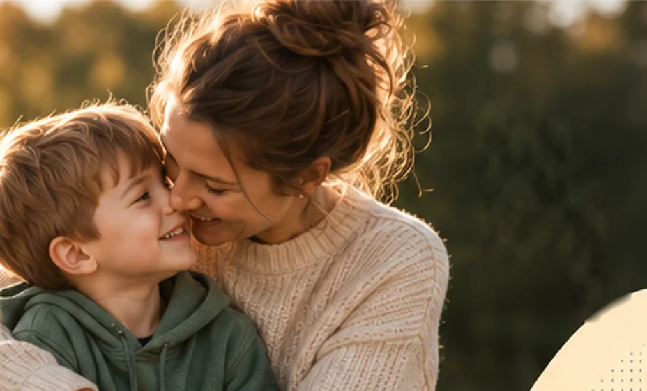 Mamma apskauj smaidošu dēlu saulainā dārzā
